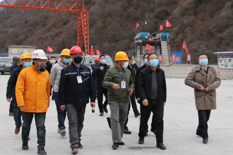 四川省副省長、黨組成員楊洪波在九綿高速LJ9項(xiàng)目調(diào)研疫情防控和復(fù)工復(fù)產(chǎn)情況