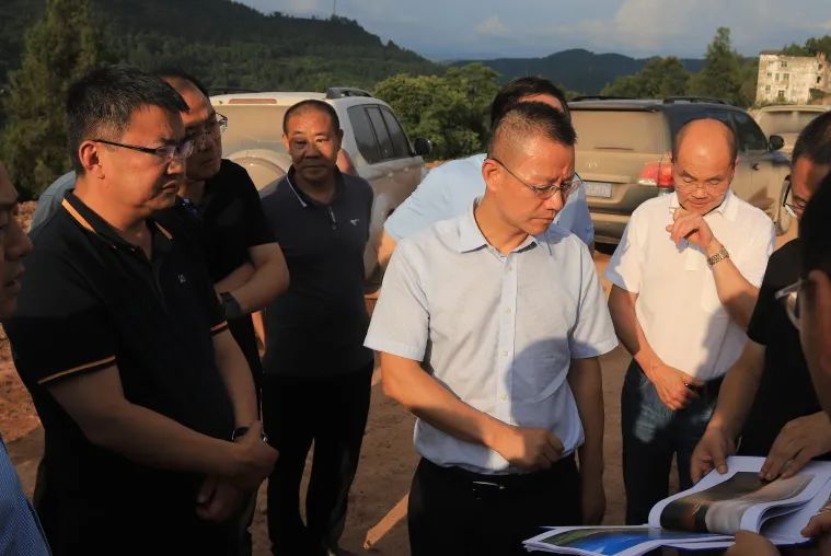 四川省交通運輸廳黨組成員、總工程師王茂奎到鎮(zhèn)廣高速王通段A1合同段調(diào)研