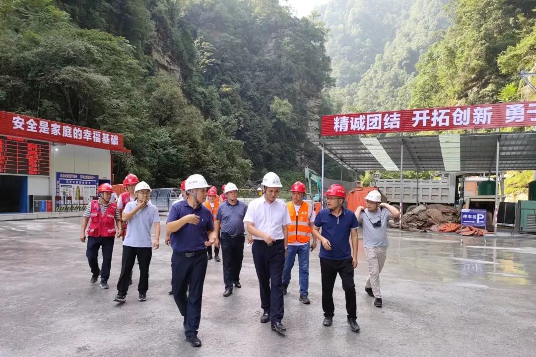 四川路橋黨委委員、紀(jì)委書記朱年紅赴宜金高速公路XJ6項目檢查指導(dǎo)工作