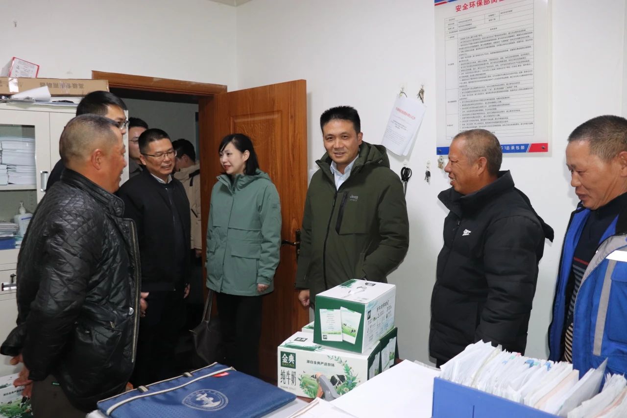 四川路橋黨委委員、董事、工會主席朱年紅赴川交公司項(xiàng)目一線開展“冬送溫暖”慰問活動