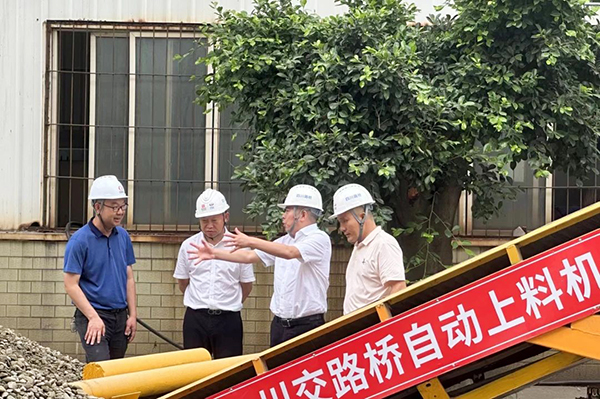 川交公司黨委書記、董事長杜江林到S11線拌合站自動上料系統(tǒng)疲勞實驗現(xiàn)場指導工作