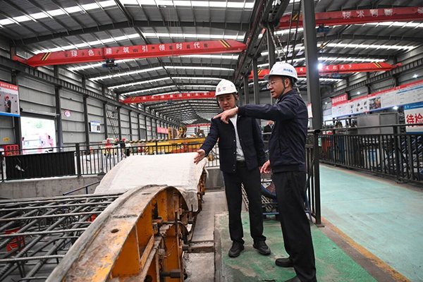 四川路橋黨委委員、紀(jì)委書記焦利軍赴都四項(xiàng)目檢查指導(dǎo)工作