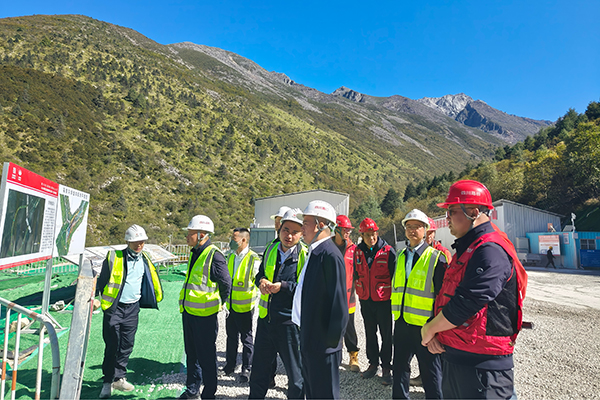 川交公司黨委書記、董事長(zhǎng)杜江林赴康新高速項(xiàng)目檢查指導(dǎo)工作