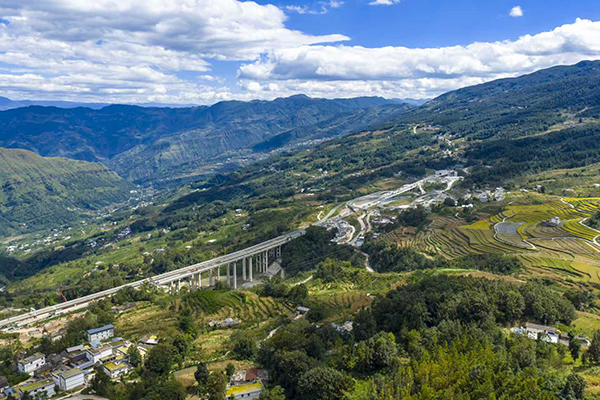 宜攀高速公路全線最長隧道寧會隧道雙幅貫通