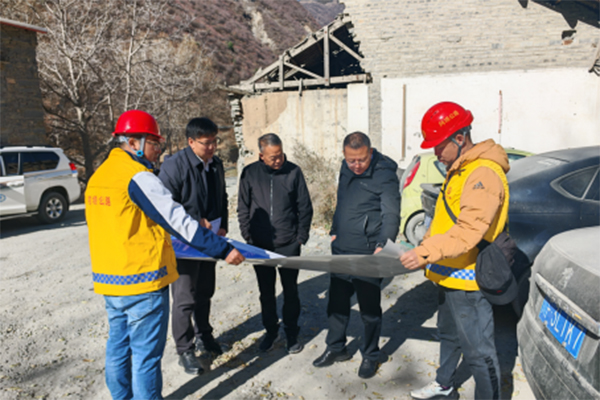 四川省交通運(yùn)輸廳黨組成員、副廳長(zhǎng)王茂奎率隊(duì)赴國(guó)道317線開(kāi)展調(diào)研工作