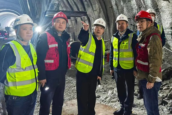 川交公司黨委書記、董事長(zhǎng)杜江林赴康新高速項(xiàng)目檢查指導(dǎo)工作