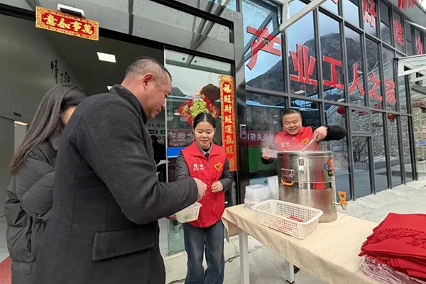 康新高速公路項(xiàng)目聯(lián)合工會近日啟動(dòng)“康新關(guān)懷暖人心，返鄉(xiāng)歸途更安心”主題活動(dòng)